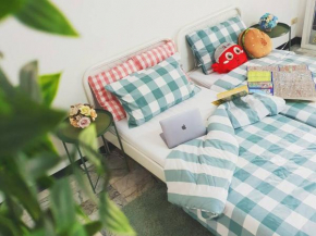 Single Beds, Private Bath & Balcony, Shared Kitchen with Local Family by Pillows & Purrs